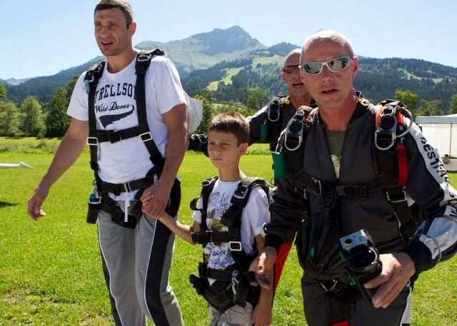 Семья Виталия Кличко совершила прыжок с парашютом (Фото) Семья Виталия Кличко совершила прыжок с парашютом (Фото)