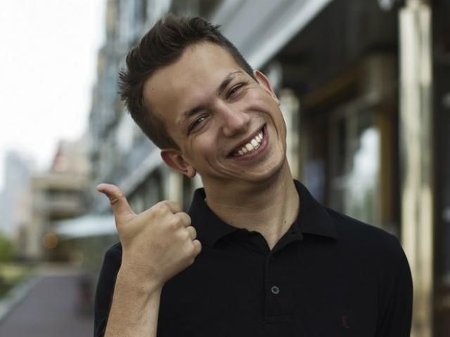 Ведучий Дурнєв каже, що його ніхто не бив - він просто вдарився головою Ведучий Дурнєв каже, що його ніхто не бив - він просто вдарився головою