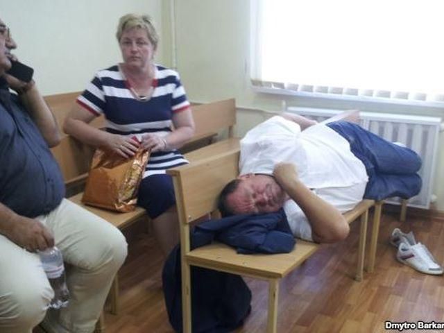 "Умирающий" ректор-взяточник во время вчерашнего заседания суда (Фото) "Умирающий" ректор-взяточник во время вчерашнего заседания суда (Фото)