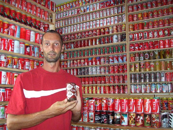 Італієць удосконалює свою колекцію із 10 тисяч бляшанок від Coca-Cola (Фото)