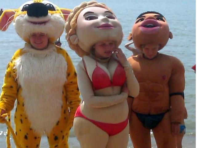 На пляжах Азовья можно сфотографироваться с "Тимошенко" в купальнике