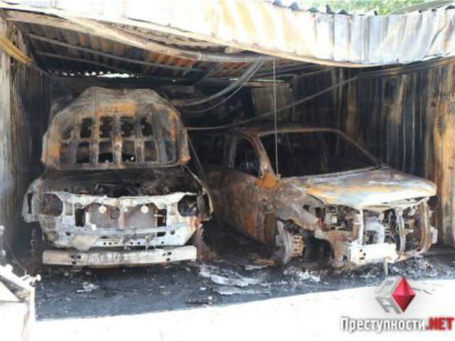 Колишньому начальнику Миколаївського УБОЗу спалили Lexus і Toyota