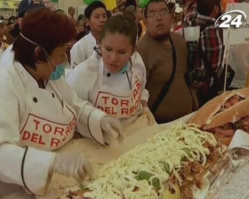 В Мехико сделали рекордный сэндвич длиной 58 метров