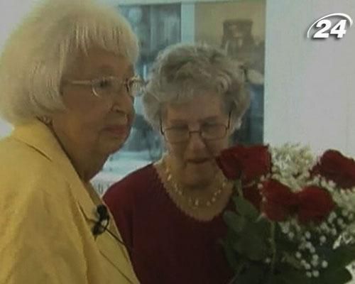 В США две женщины впервые встретились после 74 лет переписки