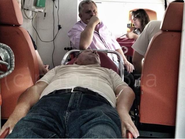 Мельника везли в суд на "швидкій" (Фото) Мельника везли в суд на "швидкій" (Фото)