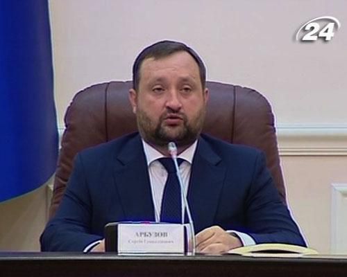 Арбузов призвал Табачника назвать дату начала учебного года Арбузов призвал Табачника назвать дату начала учебного года