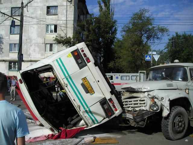 На Луганщині вантажівка перекинула маршрутку з людьми 