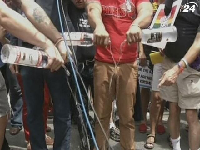 Під російським консульством у США активісти виливали горілку Під російським консульством у США активісти виливали горілку