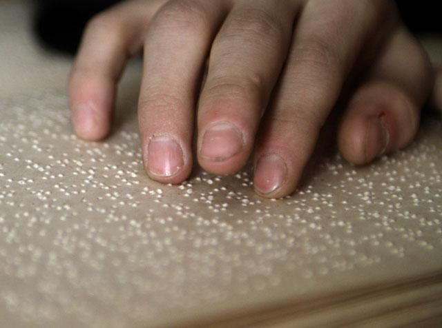 Украина возобновляет выпуск учебников для незрячих Украина возобновляет выпуск учебников для незрячих