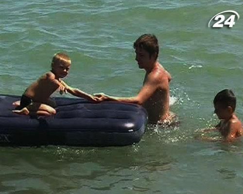 Рятувальники закликають не плавати у морі на матрацах