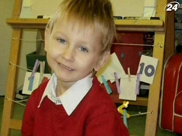 У Британії батьків, які замучили хлопчика до смерті, засудили довічно У Британії батьків, які замучили хлопчика до смерті, засудили довічно