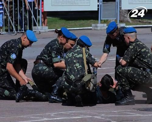 На святкуванні Дня десантника хлопець потрапив під колеса авто