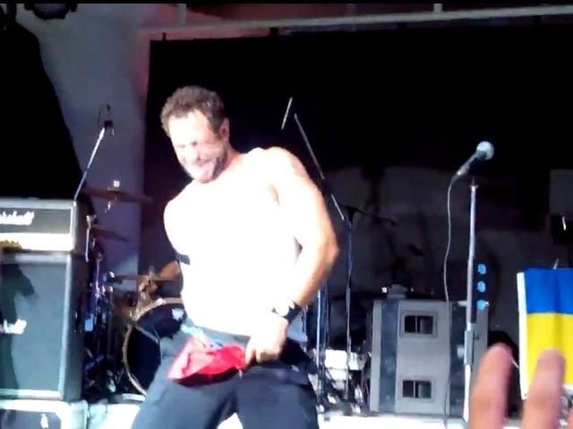Басист американской панк-группы в Одессе подтерся российским флагом (Видео) Басист американской панк-группы в Одессе подтерся российским флагом (Видео)