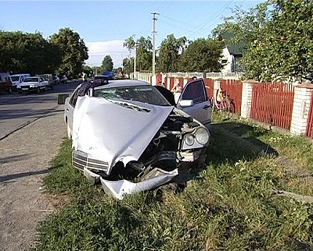 Нетверезий міліціонер на Франківщині збив електроопору Нетверезий міліціонер на Франківщині збив електроопору
