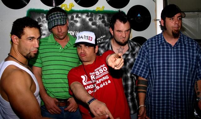 Bloodhound Gang за инцидент с флагом могут привлечь к уголовной ответственности Bloodhound Gang за инцидент с флагом могут привлечь к уголовной ответственности