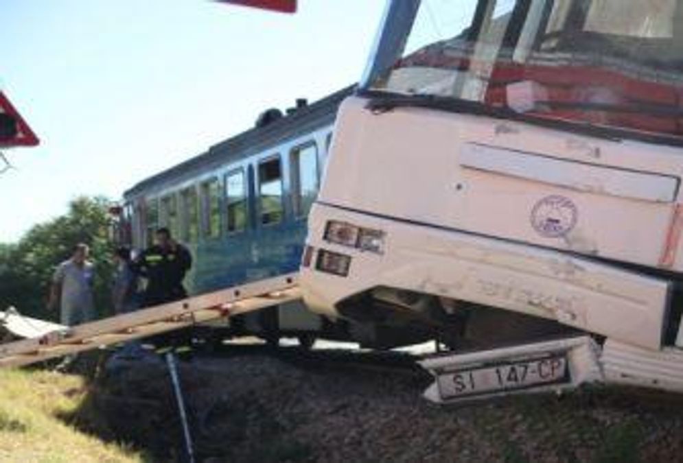 В Хорватии поезд протаранил пассажирский автобус, есть раненые (Фото) В Хорватии поезд протаранил пассажирский автобус, есть раненые (Фото)