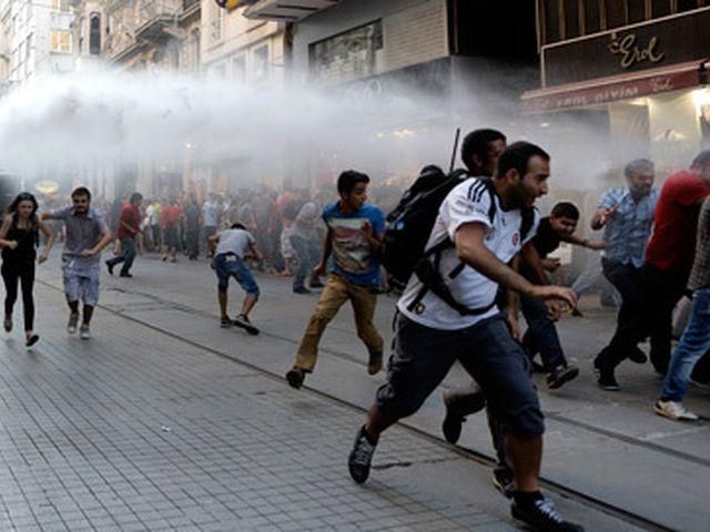 Поліція Стамбулу водометами розігнала протестувальників