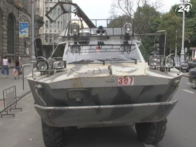 Во Львове туристам предлагают прокатиться на боевой машине