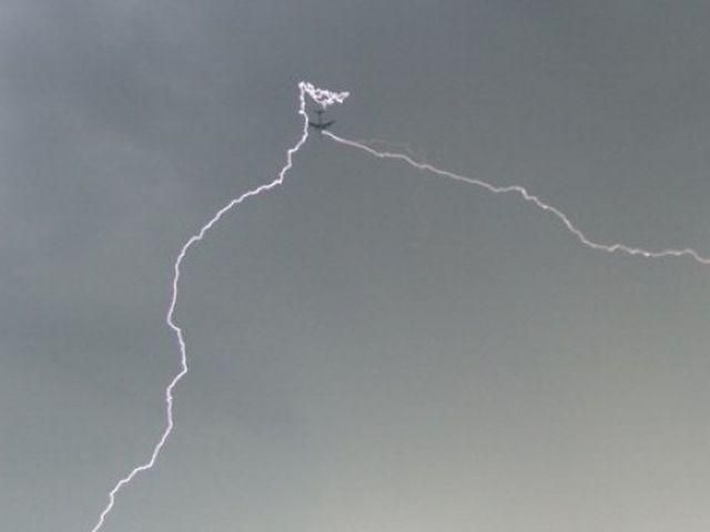 Блискавка оточила пасажирський літак (Фото)