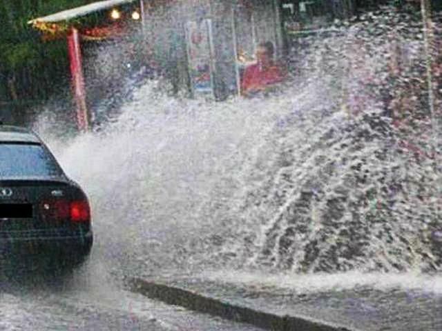 Киевлянин на джипе обрызгал прохожих грязью и избил битой Киевлянин на джипе обрызгал прохожих грязью и избил битой