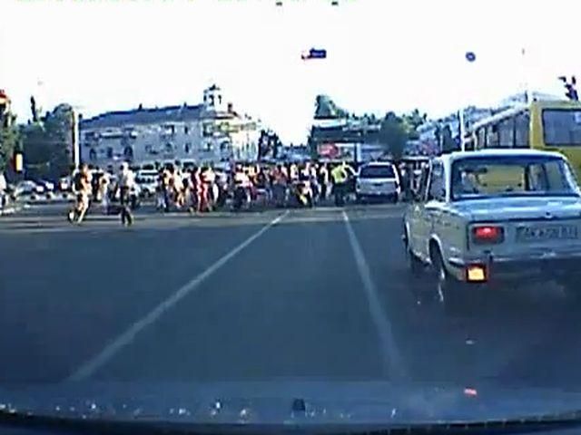 В Симферополе авто въехало в толпу на пешеходном переходе (Видео) В Симферополе авто въехало в толпу на пешеходном переходе (Видео)