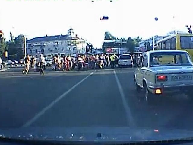 В Симферополе авто въехало в толпу на пешеходном переходе (Видео)