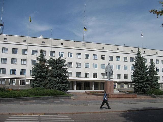 Коммунисты Новоград-Волынска препятствуют сносу городского памятника Ленину Коммунисты Новоград-Волынска препятствуют сносу городского памятника Ленину