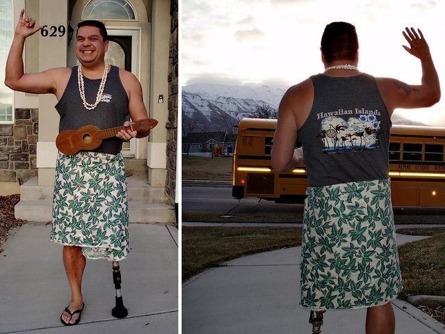 Отец провожает сына в школу в карнавальных костюмах Отец провожает сына в школу в карнавальных костюмах