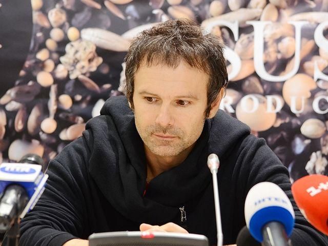 Вакарчук обозвал американцев, которые осквернили украинский флаг, дебилами