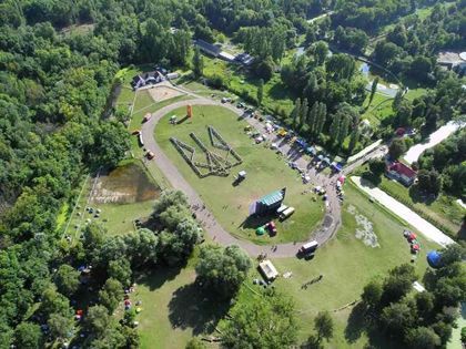 На фестивалі "Бандерштат" молодь збудувала зі своїх тіл тризуб На фестивалі "Бандерштат" молодь збудувала зі своїх тіл тризуб