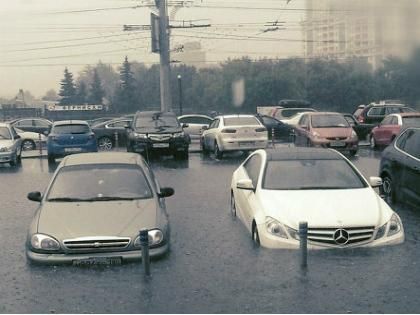 Сильна злива паралізувала московські дороги Сильна злива паралізувала московські дороги