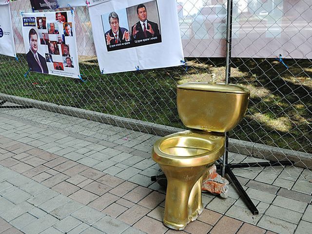 В Донецке открыли "музей Януковича" В Донецке открыли "музей Януковича"