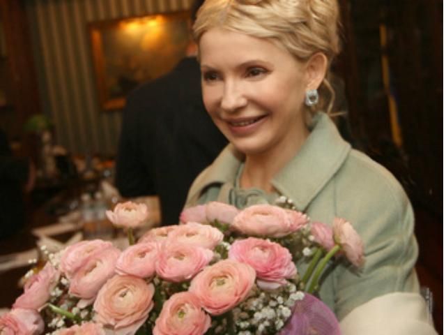 На вчерашней встрече Тимошенко в хорошем настроении угощала депутатов конфетами