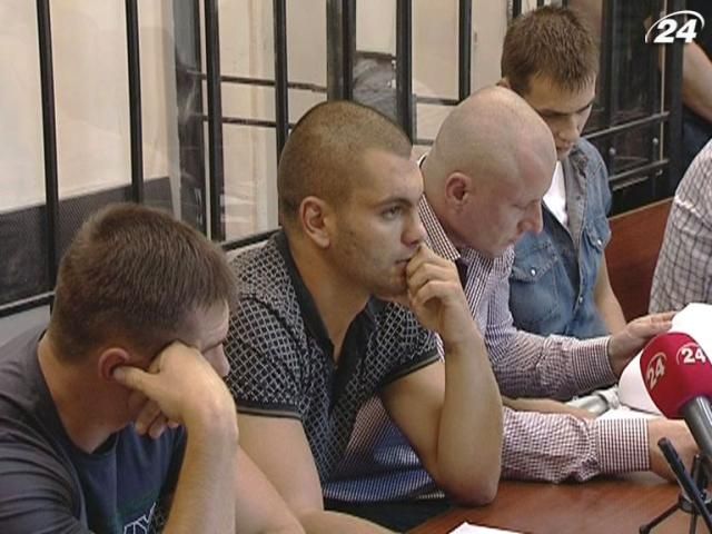 Троє обвинувачених у побитті журналістів не визнали своєї вини