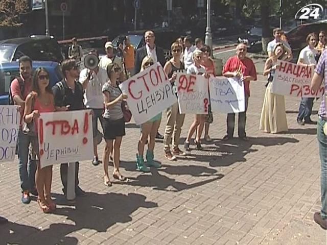 Коллектив черновицкого телеканала ТВА протестует в Киеве
