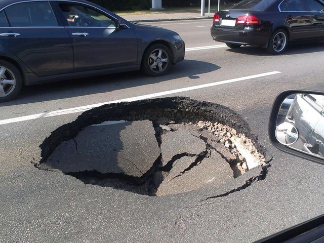 В центре Киева провалился асфальт