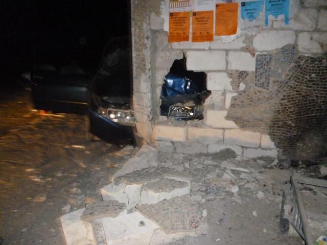 У Криму водій, у якого стався серцевий напад, протаранив зупинку У Криму водій, у якого стався серцевий напад, протаранив зупинку