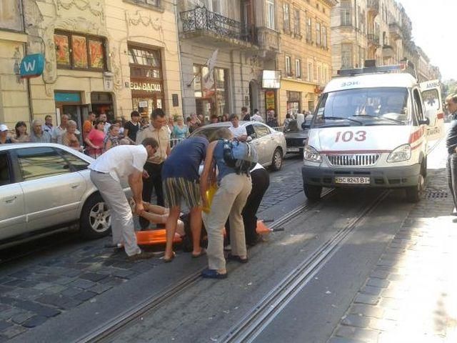 У Львові "швидка" збила пенсіонерку У Львові "швидка" збила пенсіонерку