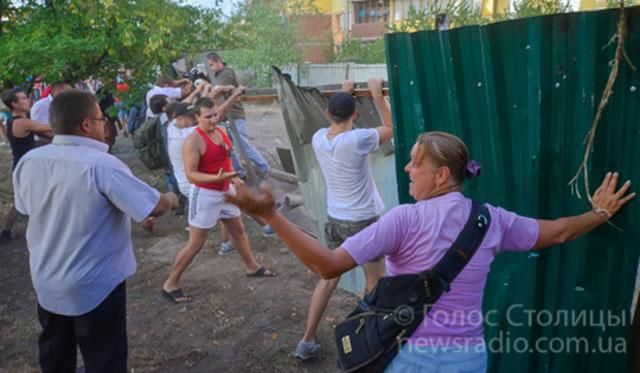 На Троещине протестуют против незаконного строительства. Вмешалась милиция На Троещине протестуют против незаконного строительства. Вмешалась милиция