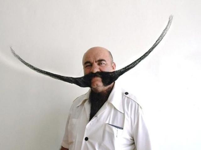 Екстремісти погрожують пакистанцю за 75-сантиметрові вуса Екстремісти погрожують пакистанцю за 75-сантиметрові вуса