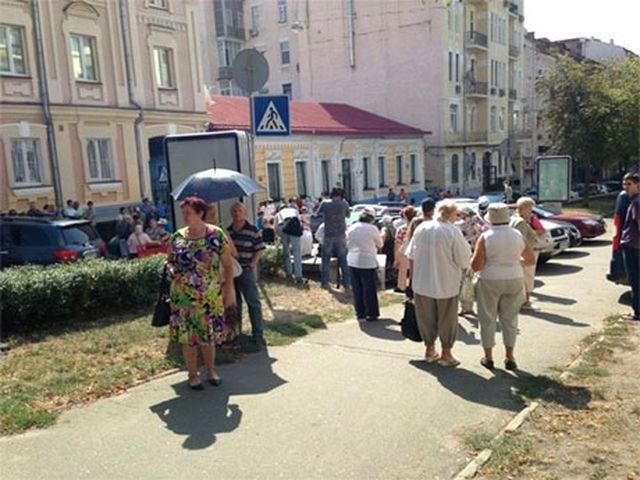 Невідомі пенсіонери оточили столичний офіс партії Кличка (Фото)