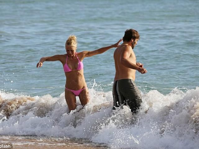 Памела Андерсон показала формы на гавайском пляже Памела Андерсон показала формы на гавайском пляже