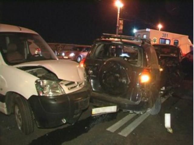 У Києві в аварію потрапили одразу сім авто. Є постраждалі 