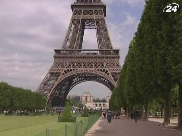 Из-за угрозы взрыва эвакуировали посетителей Эйфелевой башни Из-за угрозы взрыва эвакуировали посетителей Эйфелевой башни