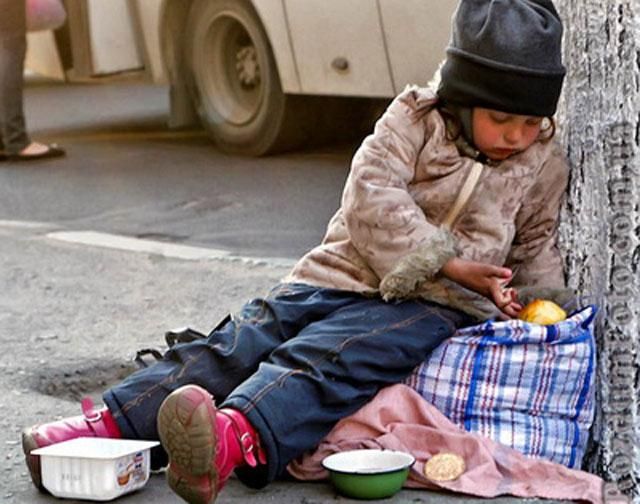 Жінка продала доньку, щоб та займалася жебракуванням Жінка продала доньку, щоб та займалася жебракуванням