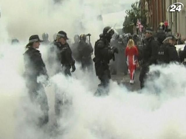 У зіткненнях в Белфасті постраждали близько 60 поліцейських У зіткненнях в Белфасті постраждали близько 60 поліцейських