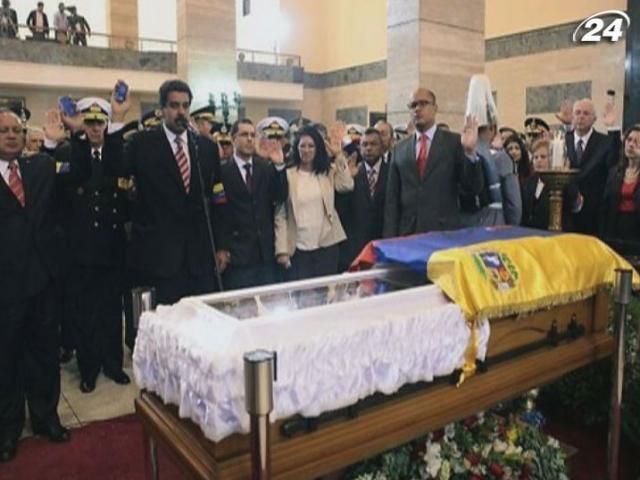 Президент Венесуели заявив, що ночує біля саркофага Уго Чавеса