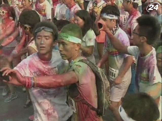 В Китае состоялся "цветной забег" В Китае состоялся "цветной забег"