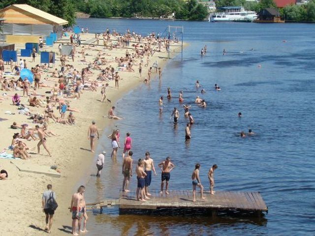 На пляжах Києва заборонили купатися