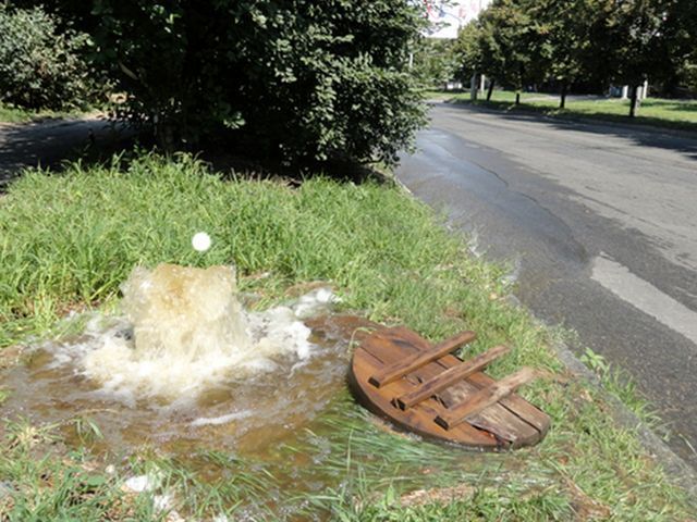 В Днепропетровске прорвало канализацию: люди дышат фекалиями (Фото. Видео)